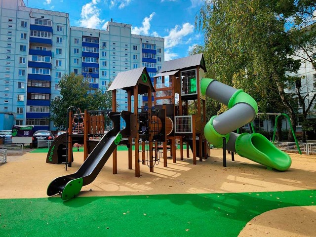 Новую детскую площадку на улице Дзержинского оценили местные жители