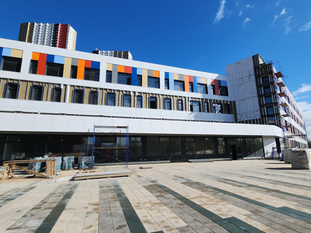 Строители приступили к озеленению участка у новой школы в Павшинской Пойме