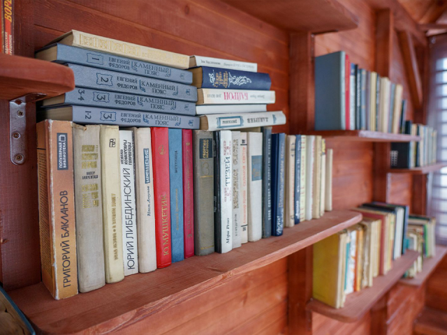 Где можно познакомиться с новыми книгами прямо во время прогулки