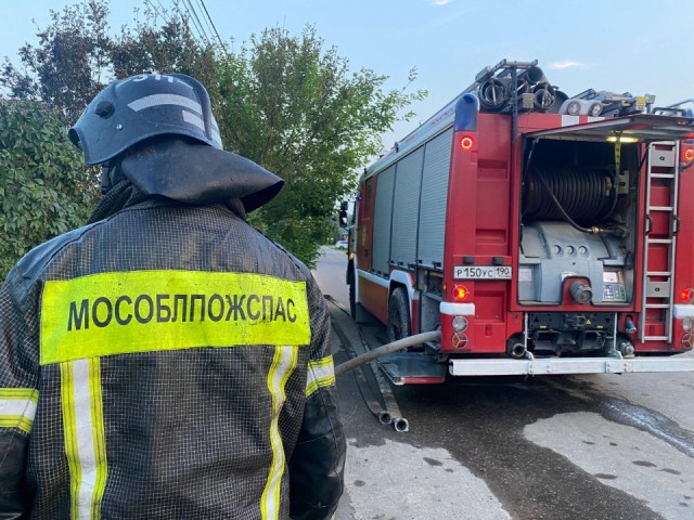 Пожарные спасли шесть человек из горящего дома в Менделеево