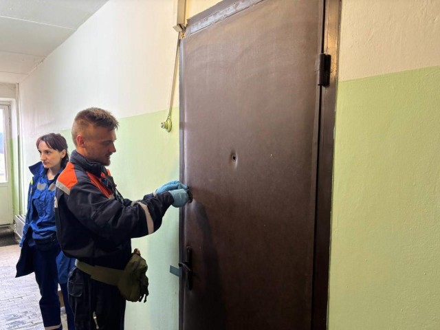 В Солнечногорске спасатели вскрыли дверь в квартиру, чтобы госпитализировать пенсионерку