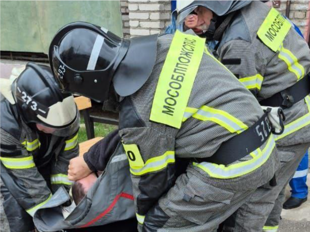 В Шатуре спасатели помогли медикам транспортировать мужчину с большим весом
