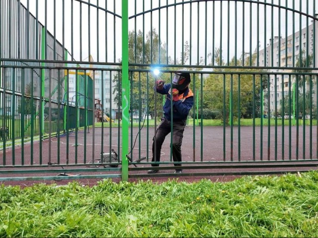 Спецбригада в Клину восстановила ограждение спортплощадки и забрала качели на ремонт