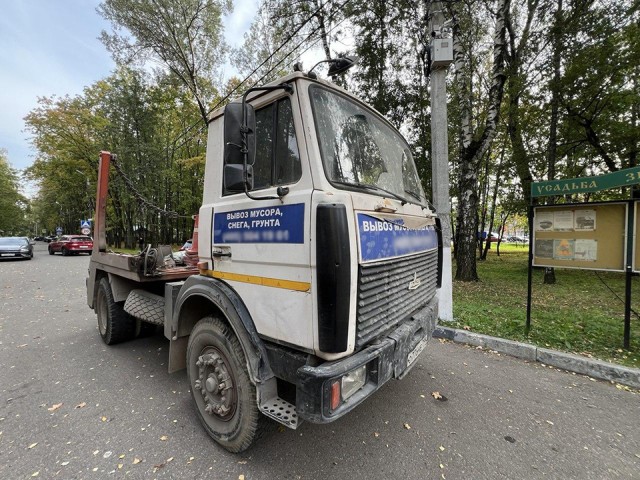 Владельцы мусоровозов, повредивших тротуар в Путилкове, возместят ущерб