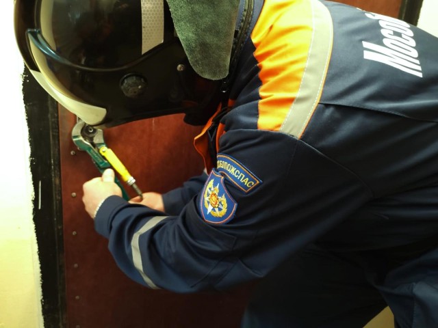 В Можайске спасатели вскрыли дверь квартиры, где находилась пожилая женщина