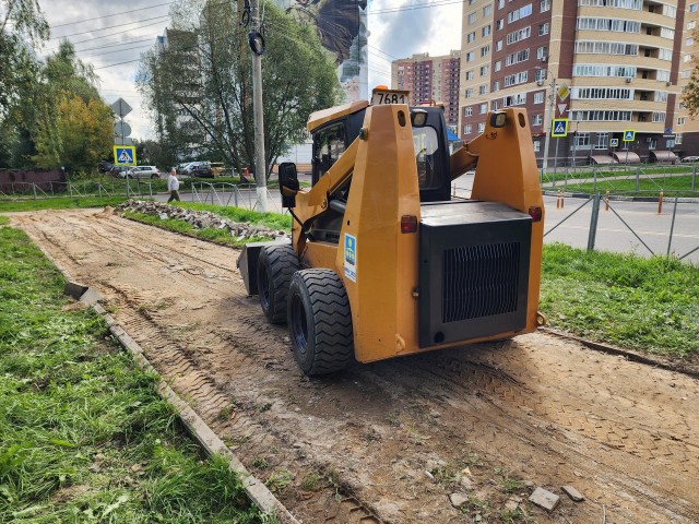 На улице Дзержинского меняют старую плитку на новый асфальт