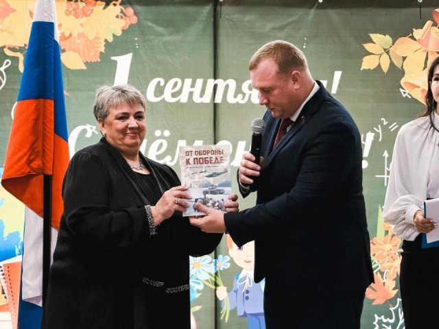 Депутат Мособлдумы Максим Коркин поздравил школьников Луховиц с 1 сентября