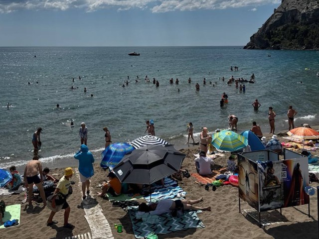 Вода в Крыму теплее воздуха в Подмосковье: бархатный сезон 2025 у южного побратима Котельников в разгаре