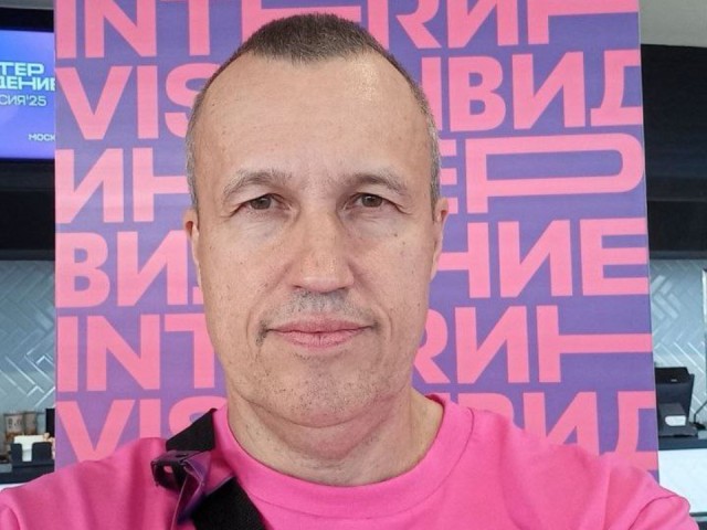 Волонтер из Долгопрудного координирует зрителей на конкурсе «Интервидение»