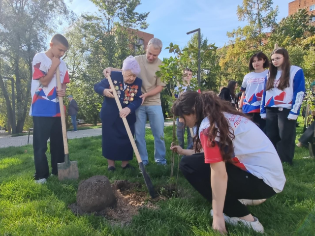 Участница ВОВ из Дзержинского посадила куст сирени в обновленном сквере Громцева