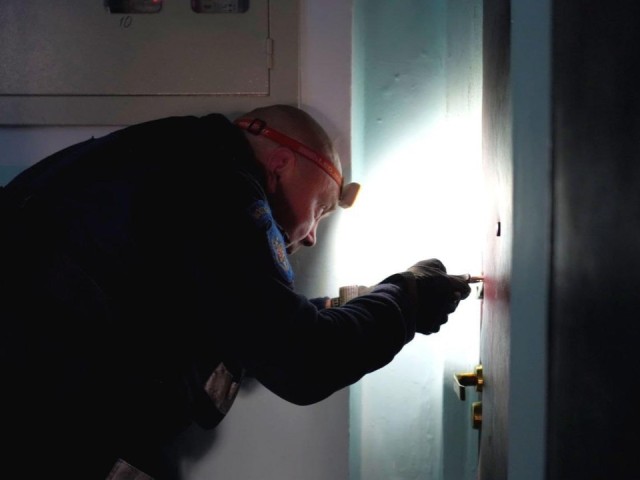 Спасатели вскрыли дверь квартиры, чтобы помочь 88-летней женщине