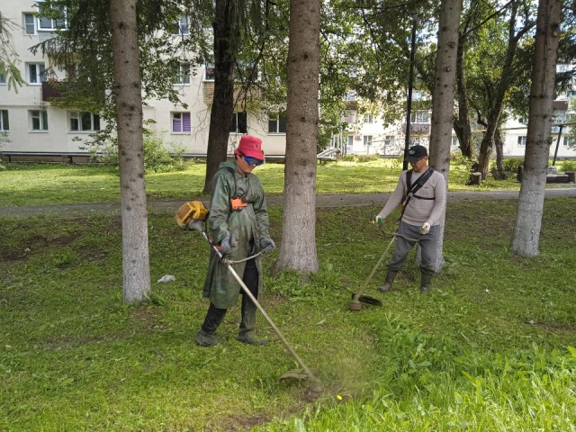 Коммунальщики навели порядок на центральной аллее Восхода
