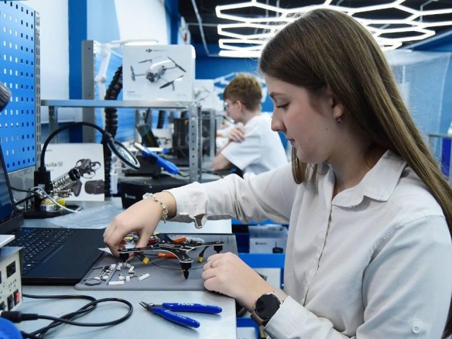 В Жуковском открыли современные мастерские, где учат сварщиков и операторов дронов
