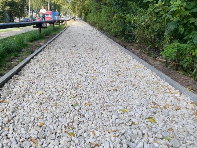 В Селятине ремонтируют тротуар к железнодорожной станции