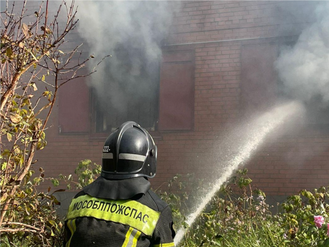 Пожарные ликвидировали возгорание жилого дома в Солнечногорском округе