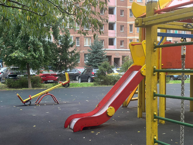 Жители дома на Новом бульваре получат новую детскую площадку площадью 600 кв.м