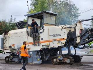 До конца сентября рабочие заменят старый асфальт на проспекте Королева