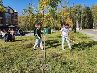 Под динамическую музыку молодежь убирала территорию ЖК «Березовая роща»