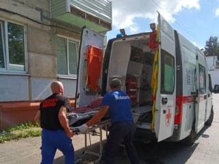 Подмосковные спасатели помогли медикам эвакуировать пациентку