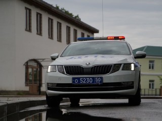 Автомобиль влетел в автобусную остановку на западе Москвы