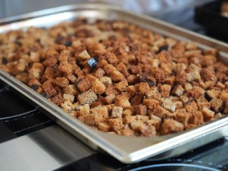В Шаховской насушили сухари, картофель и яблоки для бойцов СВО