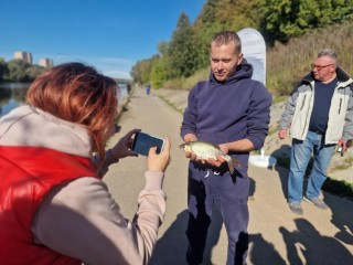 Воскресенские химики посоревновались в ловле рыбы из Москвы-реки