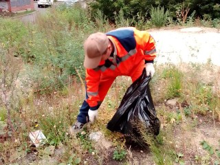 Мусор убрали с газонов на Краснофлотской улице в Красноармейске