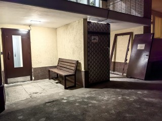 По просьбе жителей исправят недочеты по установке дверей подъезда в Звездном городке