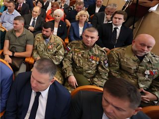 Двум ветеранам СВО вручили знак «За заслуги перед Реутовом»