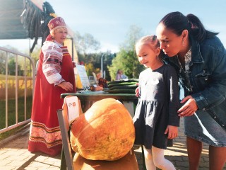 Пущино удивил гигантской тыквой и душистыми пирогами на осеннем фестивале урожая