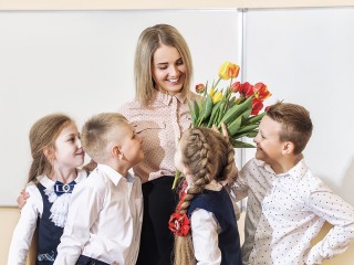День учителя 2025 в России: дата, история, традиции, что подарить учителям