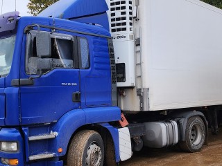 Экстренные службы помогли устранить ДТП с застрявшей фурой в Железнодорожном
