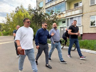 На Центральной улице восстановят детскую игровую площадку и опилят аварийные деревья