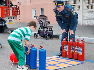 Огнетушителями поиграли в шашки с пожарными посетители выставки МЧС в Ногинске