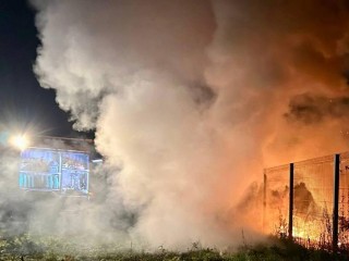 Пожарные ликвидировали возгорание бани в Можайске