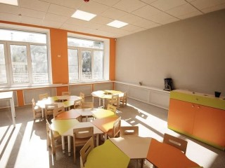 Современную мебель привезли в обновленный детсад в поселке Зверосовхоза