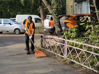 Газоны возле магазинов на Акуловском шоссе очистили от мусора