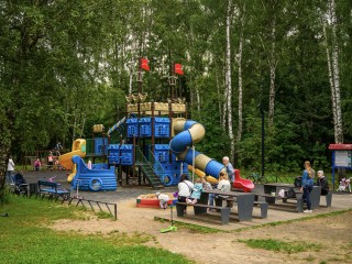 Маленькие футболисты помяли автомобиль в Цемгиганте