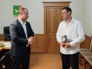Знак «За высокий профессионализм» вручил глава Бронниц воспитаннику бронницкой СШОР