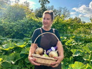 Огородница из Можайского округа вырастила лук весом 864 гр и тыкву 200 кг