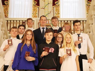 Десять подростков получили главный документ в стенах историко-художественного музея