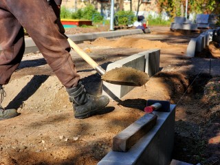 Толстый слой нового асфальта положат во дворах на улице Мичурина