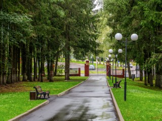 Зоны отдыха и детскую площадку в парке Волоколамска открыли после обновления