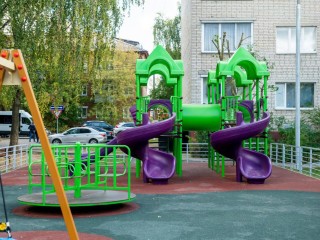 Во дворе на Ленина открыли новую игровую площадку