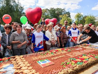 Жителей угостили трехметровым пирогом на столетие Мытищ
