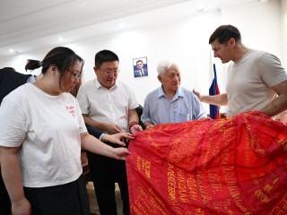 Люберецкие женщины сшили знамя в память о советско-китайском братстве по оружию