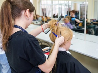 В ДК «Южный» 2 октября бесплатно постригут жителей 55 лет