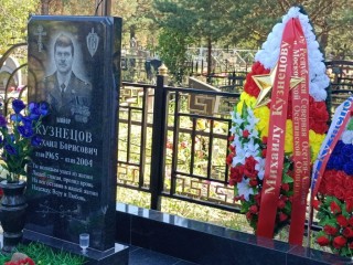 К мемориалам героев Беслана несут цветы в Раменском
