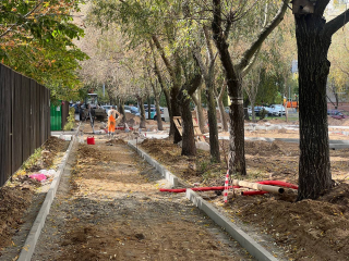 Скамейки и парковые качели установят в сквере между детскими садами «Детство» в мкр. Белая Дача