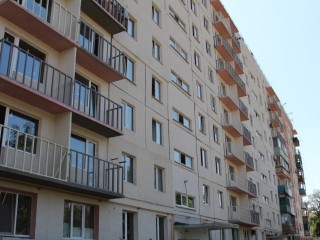 Специалисты Подмосковья сделали крышу и установили окна в жилом доме в Мариуполе